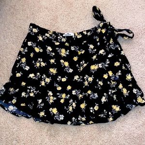 HOLLISTER ULTRA HIGH RISE FLORAL SKORT